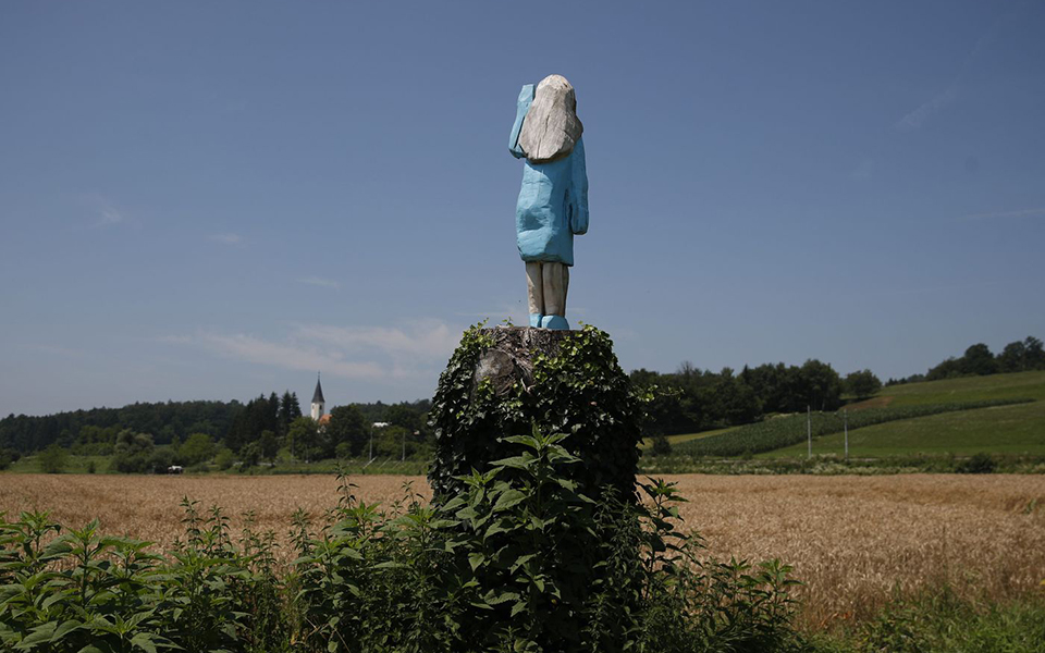 Άγνωστοι πυρπόλησαν το ξυλόγλυπτο άγαλμα της Μελάνια Τραμπ στη Σλοβενία (φωτογραφίες)-2