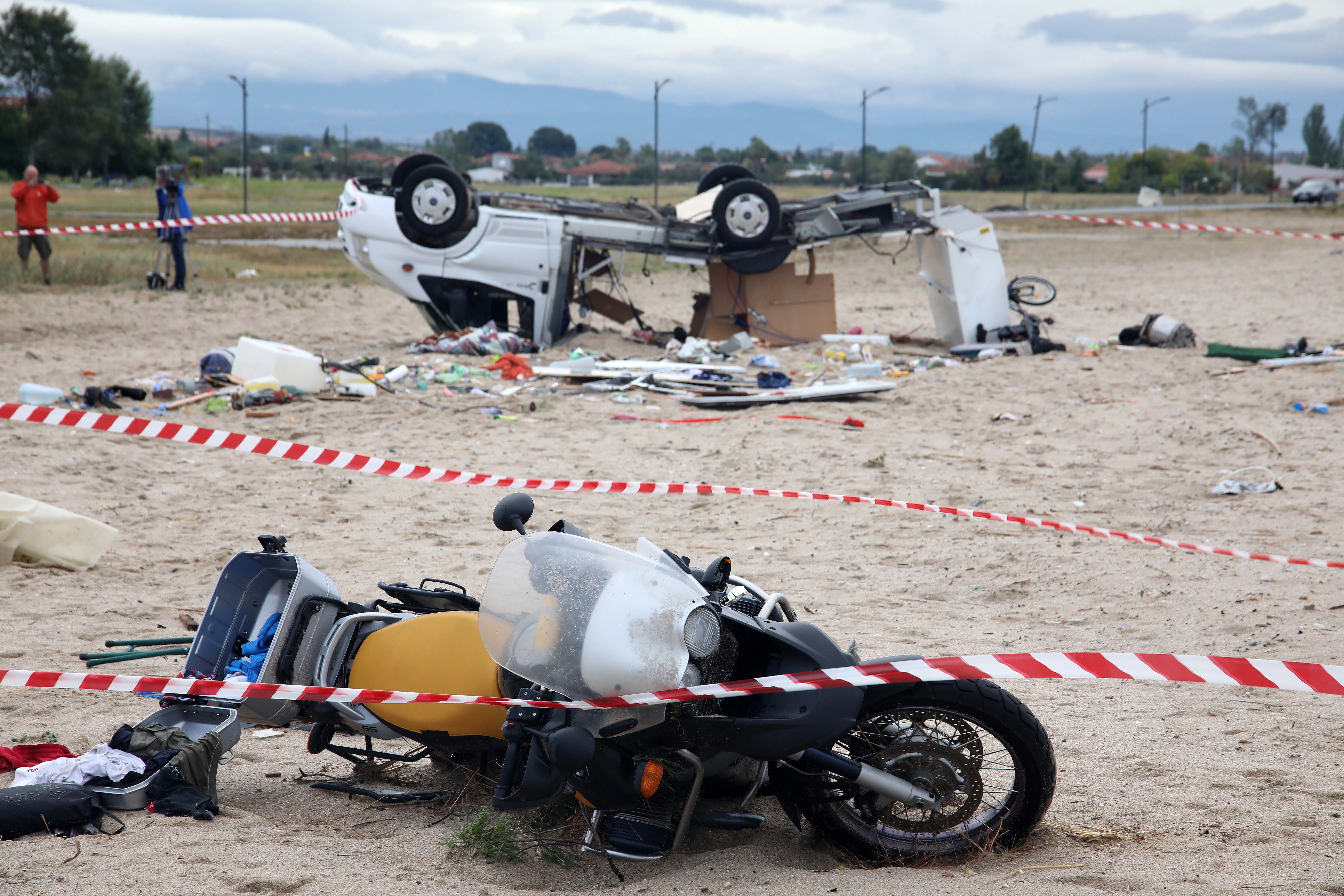 «Μάχη» για την αποκατάσταση της ηλεκτροδότησης στη Χαλκιδική μετά το φονικό πέρασμα της καταιγίδας (φωτογραφίες – βίντεο)-2