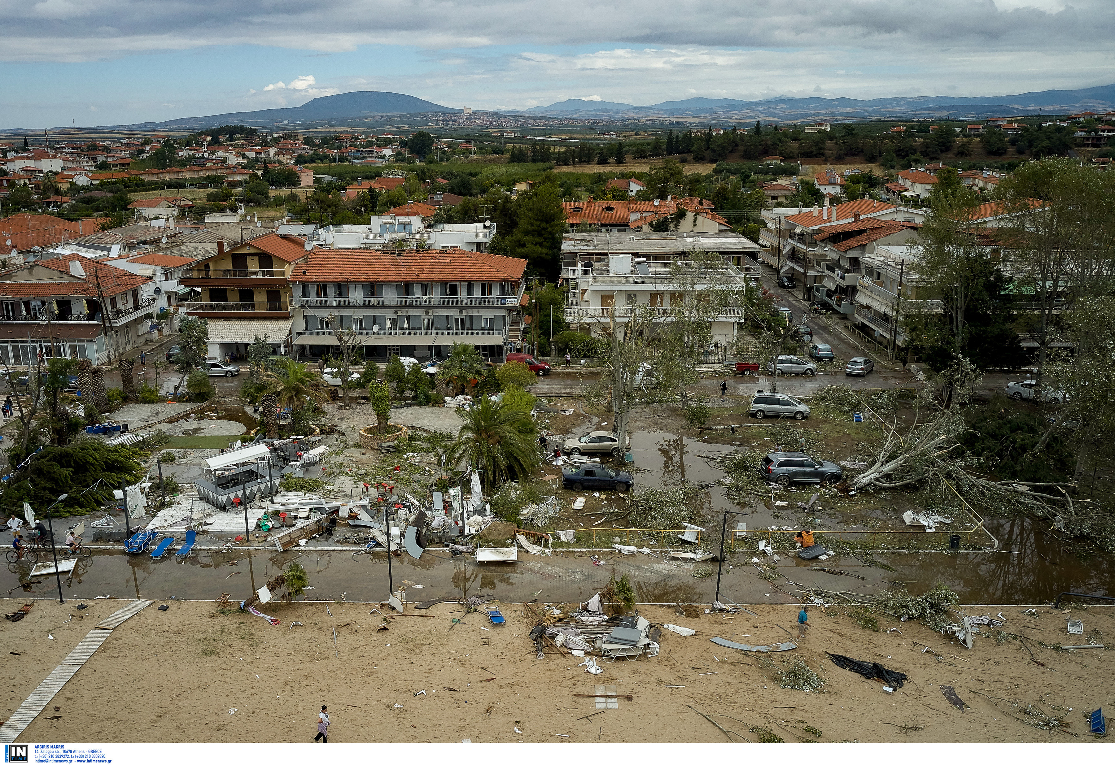 «Μάχη» για την αποκατάσταση της ηλεκτροδότησης στη Χαλκιδική μετά το φονικό πέρασμα της καταιγίδας (φωτογραφίες – βίντεο)-5