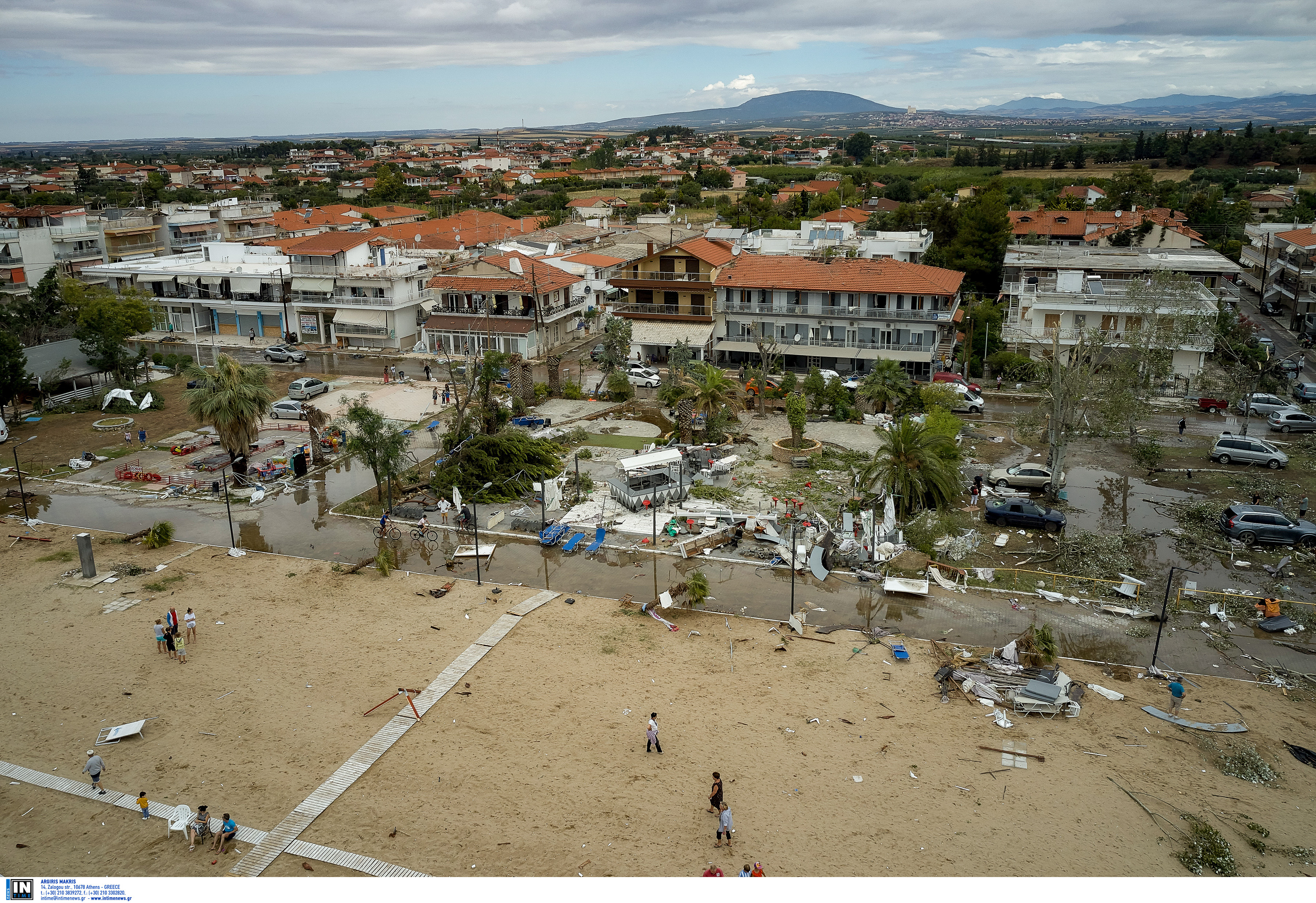 «Μάχη» για την αποκατάσταση της ηλεκτροδότησης στη Χαλκιδική μετά το φονικό πέρασμα της καταιγίδας (φωτογραφίες – βίντεο)-4