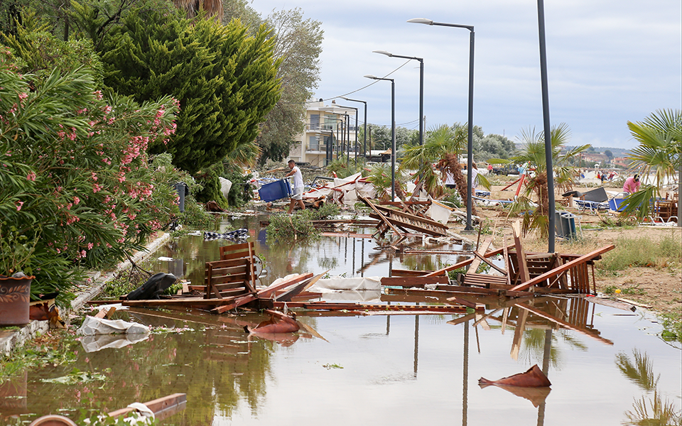 Σε κατάσταση έκτακτης ανάγκης η Χαλκιδική μετά τη φονική θεομηνία – Εξι νεκροί (βίντεο – Φωτογραφίες)-1