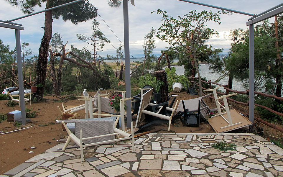 Σε κατάσταση έκτακτης ανάγκης η Χαλκιδική μετά τη φονική θεομηνία – Εξι νεκροί (βίντεο – Φωτογραφίες)-8
