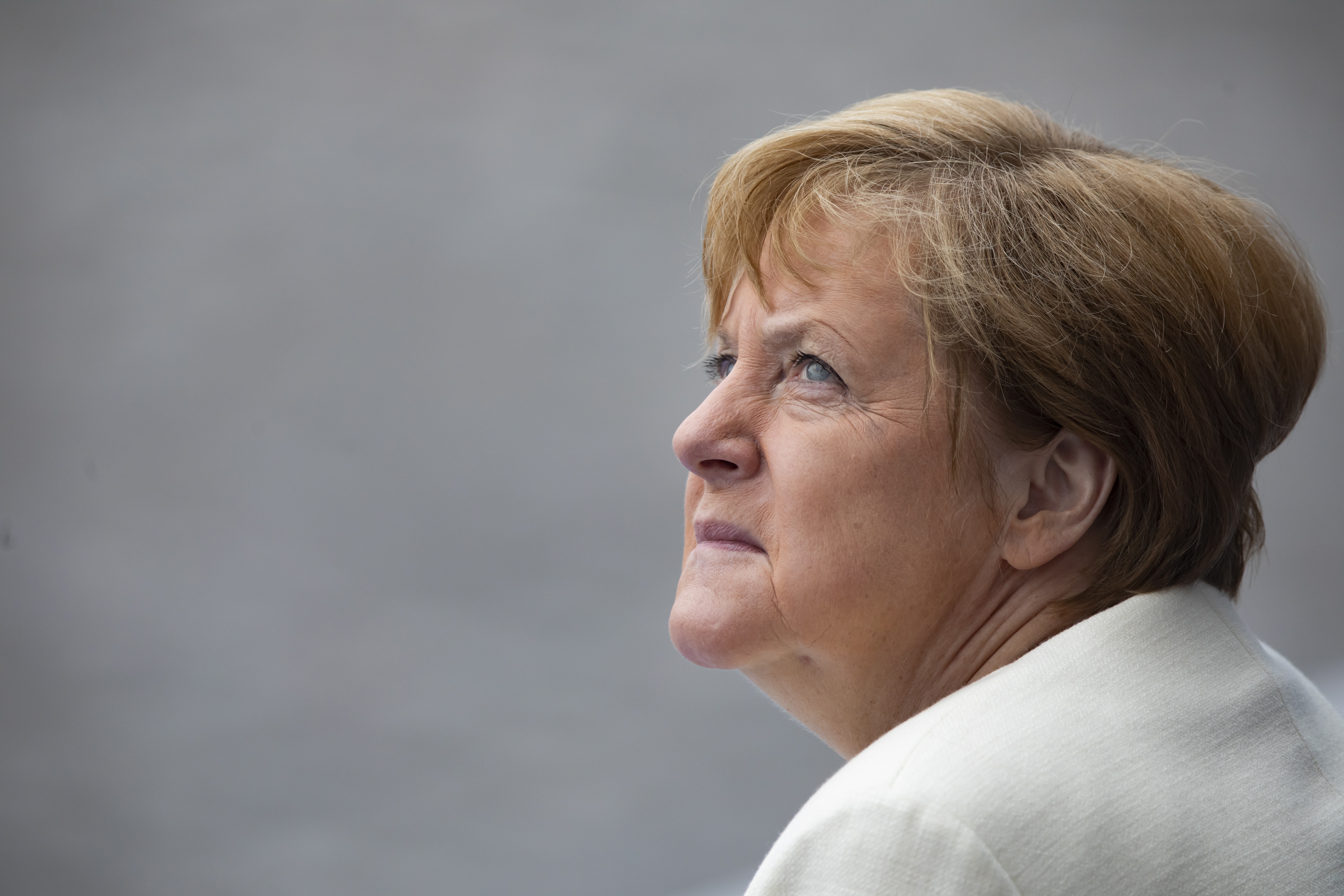 Πέταξε με flyboard πάνω από Μακρόν και Μέρκελ για την Ημέρα της Βαστίλης (φωτογραφίες – βίντεο)-2