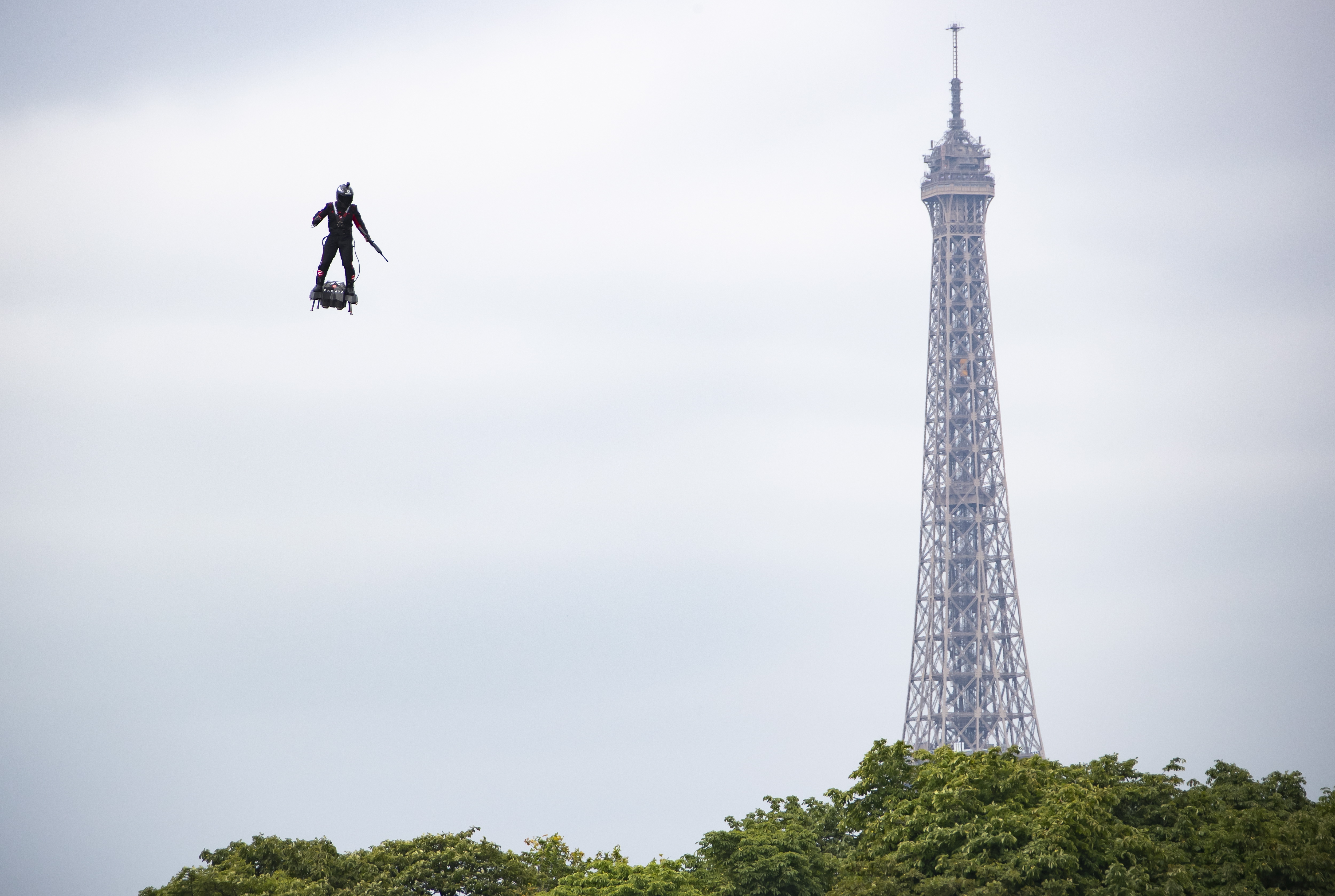Πέταξε με flyboard πάνω από Μακρόν και Μέρκελ για την Ημέρα της Βαστίλης (φωτογραφίες – βίντεο)-3