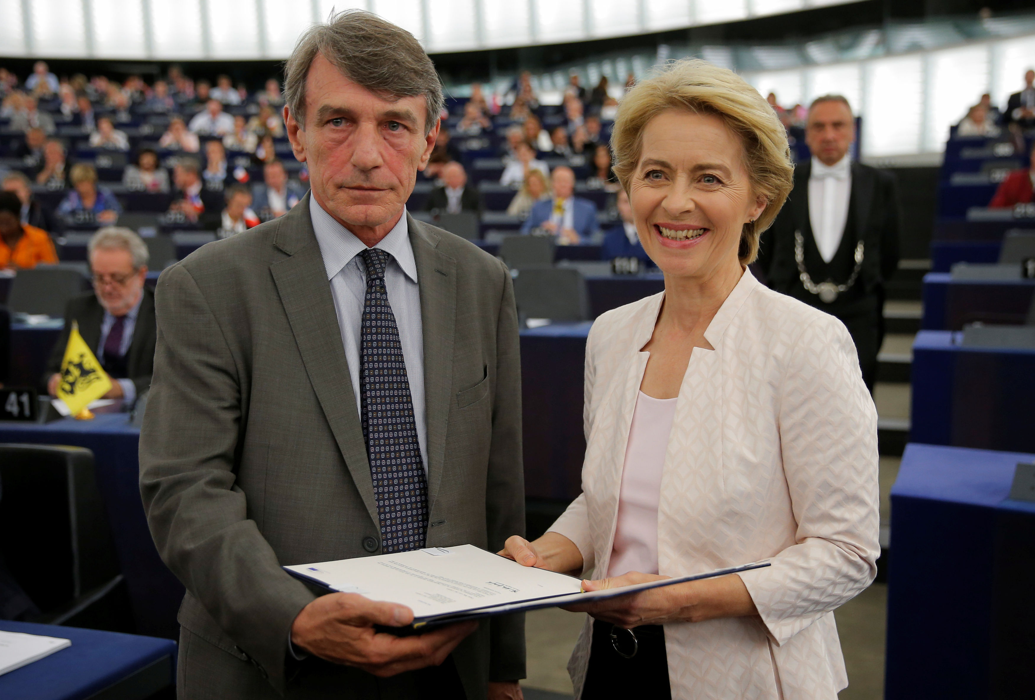 Νέα πρόεδρος της Κομισιόν η Ούρσουλα φον ντερ Λάιεν – Εξελέγη με 383 ψήφους, 327 κατά-1