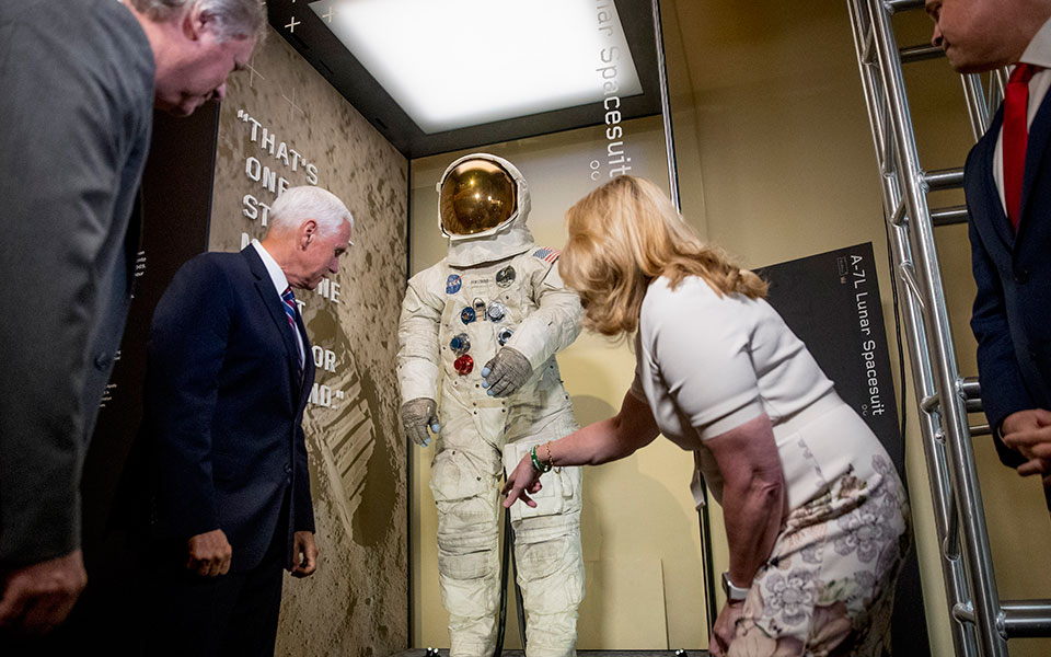 Η NASA γιορτάζει την αποστολή Apollo 11 και περιμένει την επιστροφή στη Σελήνη-2