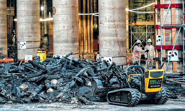 Ετσι σώθηκε η Νοτρ Νταμ από την καταστροφή-2