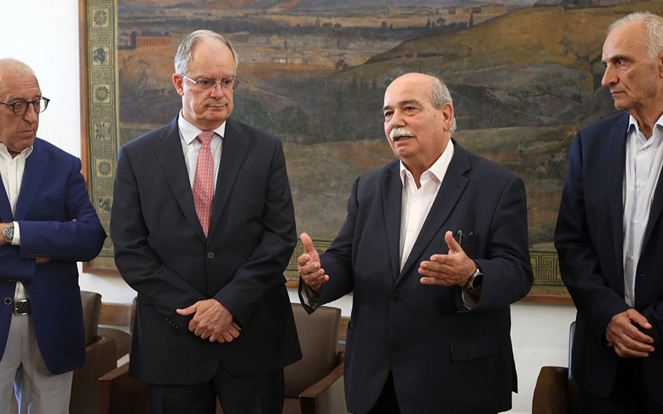 Νέος πρόεδρος της Βουλής ο Κώστας Τασούλας με ρεκόρ 283 ψήφων-5