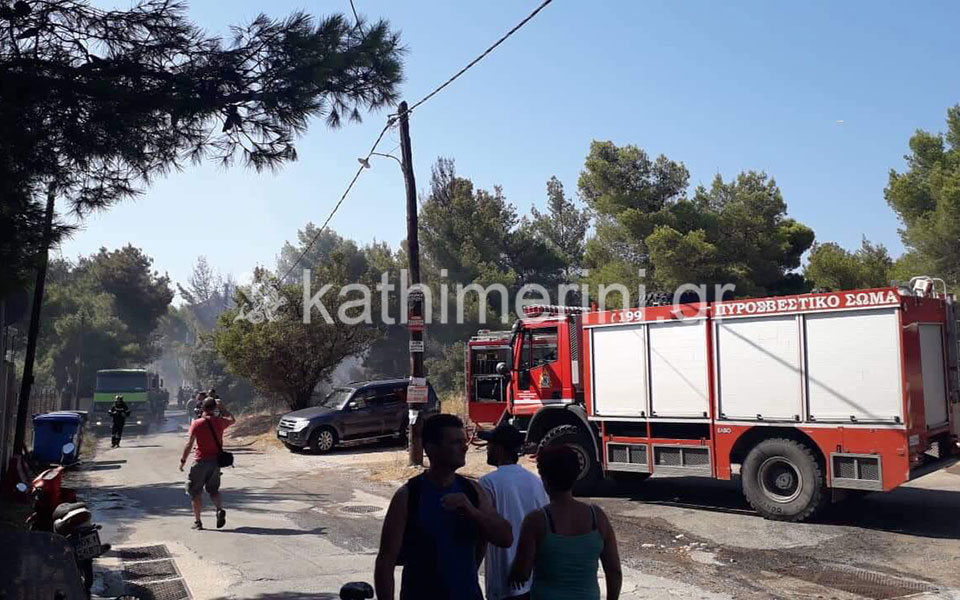 Υπό μερικό έλεγχο η φωτιά σε Βαρνάβα και Ραφήνα (φωτογραφίες)-1