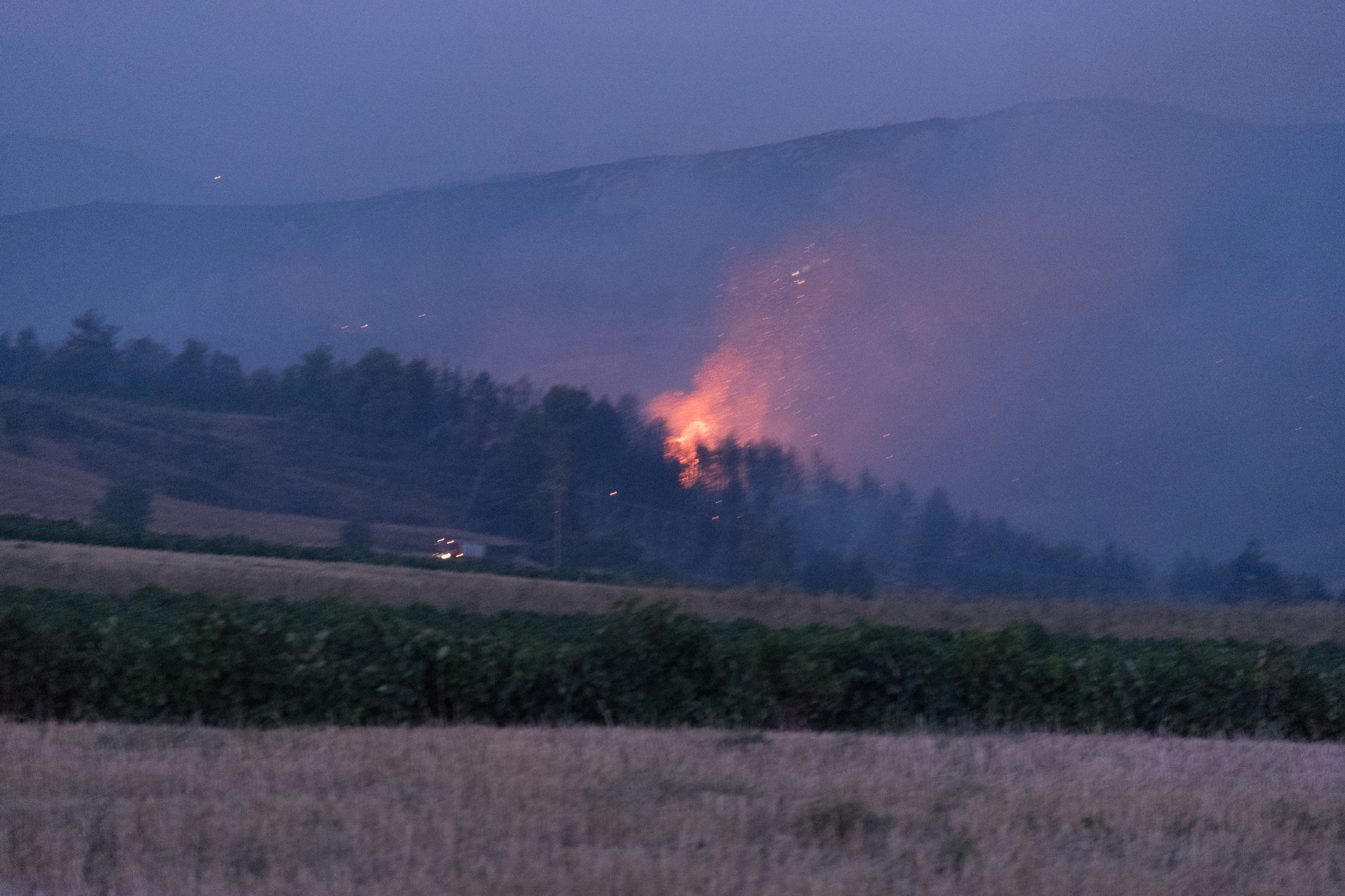 Βελτιωμένη η εικόνα της πυρκαγιάς στην Τανάγρα – Επιχειρούν επίγειες και εναέριες δυνάμεις-1