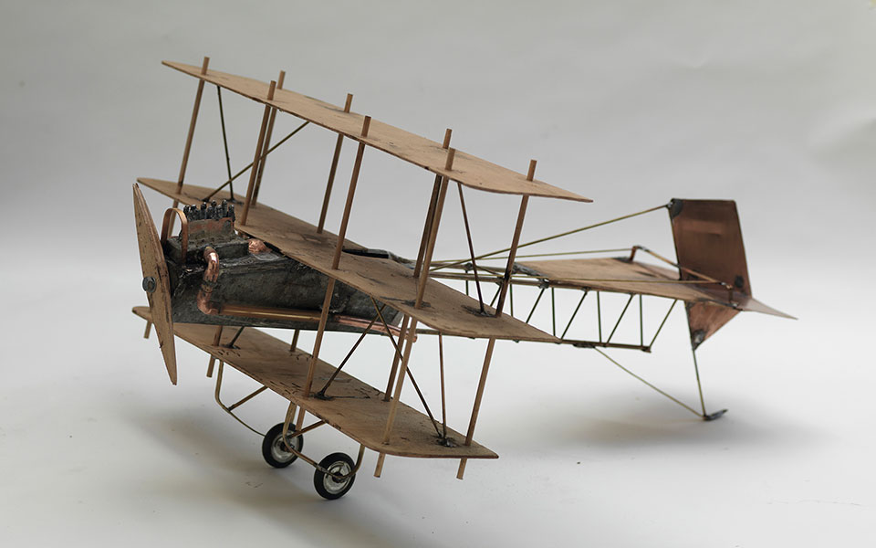 Εκθεση του Νίκου Στεφάνου στην Υδρα, με αεροπλάνα και βαπόρια και με τους φίλους τους καλούς-3