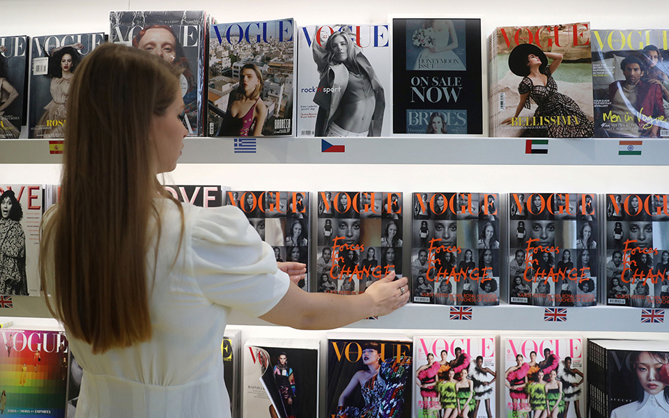 «Ξεπούλησε» η βρετανική Vogue που επιμελήθηκε η Μέγκαν Μαρκλ (φωτογραφίες)-1