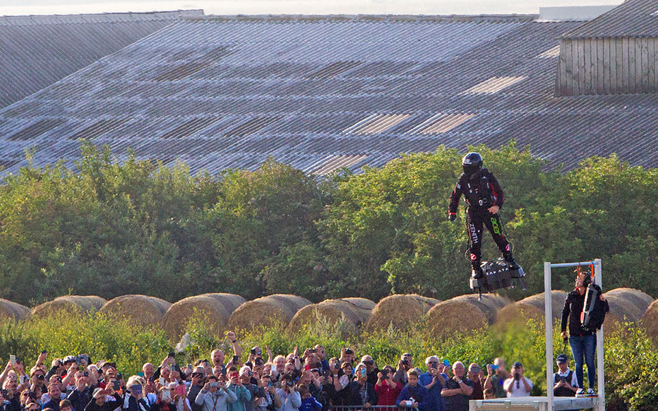 Διέσχισε τη Μάγχη πετώντας με ατομικό αεριωθούμενο (φωτογραφίες – βίντεο)-3