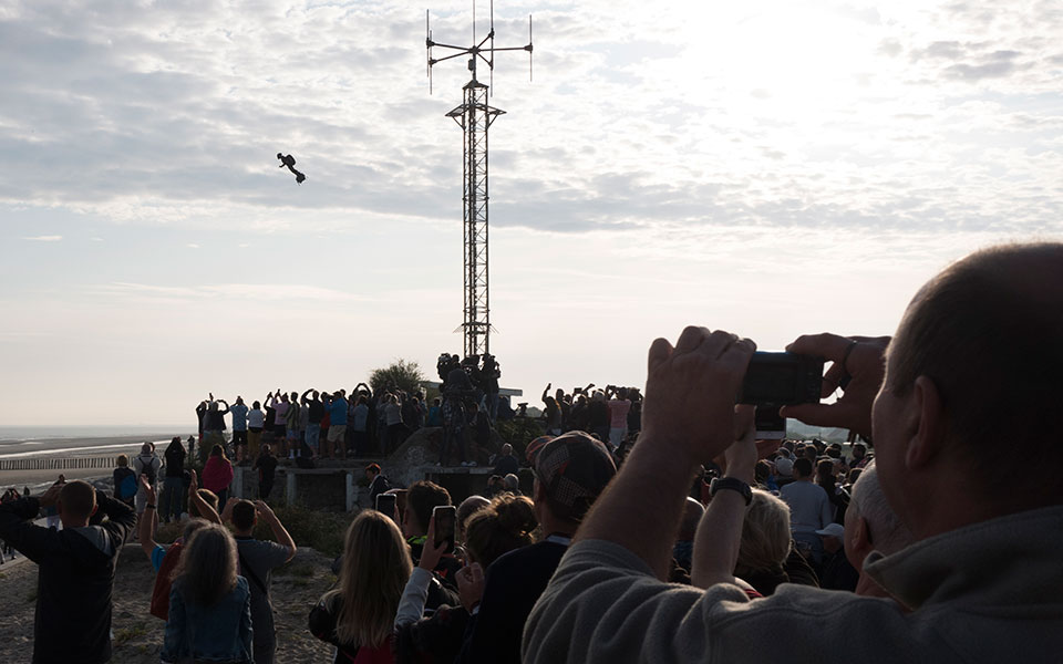 Διέσχισε τη Μάγχη πετώντας με ατομικό αεριωθούμενο (φωτογραφίες – βίντεο)-4