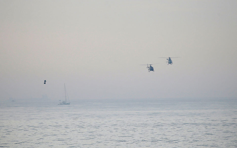 Διέσχισε τη Μάγχη πετώντας με ατομικό αεριωθούμενο (φωτογραφίες – βίντεο)-2