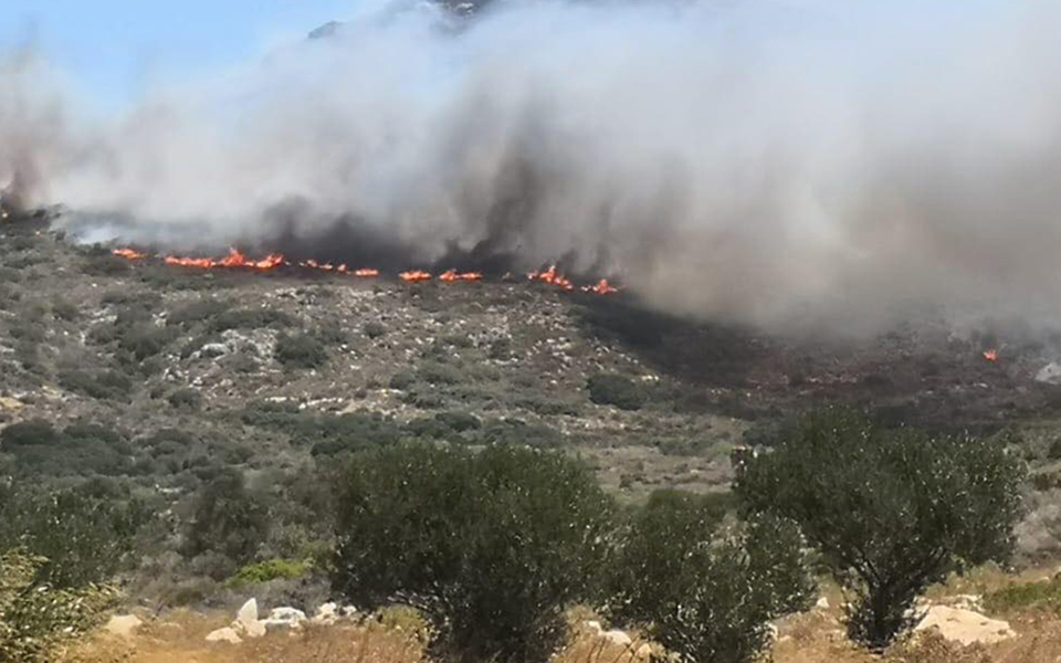 Σε εξέλιξη η φωτιά στην Ελαφόνησο – Φεύγουν οι τουρίστες  (φωτογραφίες – βίντεο)-2