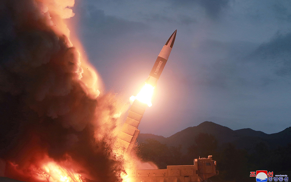 Ο Κιμ Γιονγκ Ουν επιθεώρησε τη δοκιμή ενός «νέου όπλου» (φωτογραφίες)-1