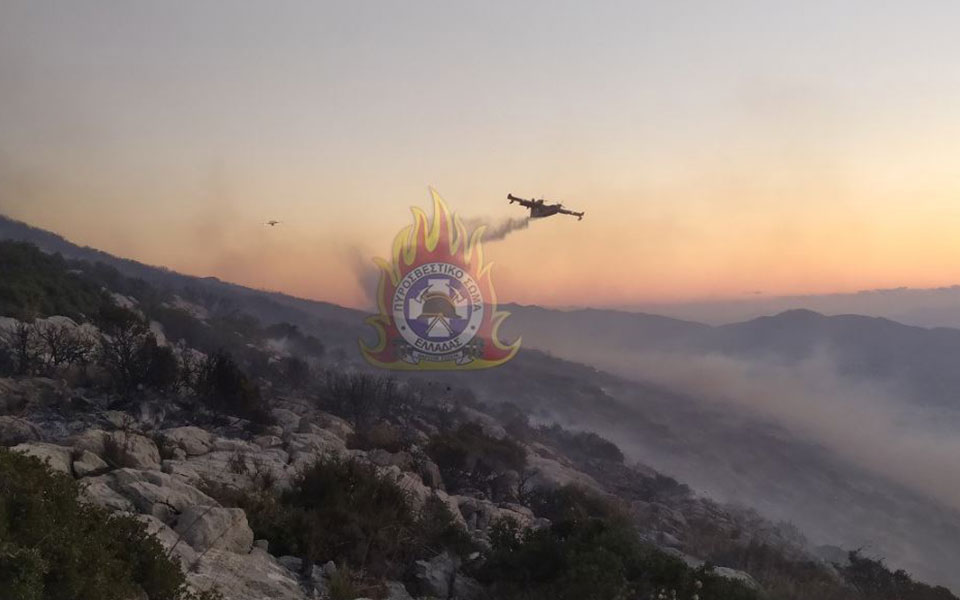 Χωρίς ενεργό μέτωπο η πυρκαγιά στον Υμηττό – Ρίψεις νερού σε διάσπαρτες εστίες-1