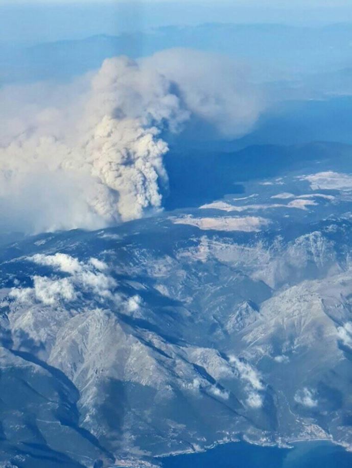 Ολονύχτια μάχη με τις φλόγες στην Εύβοια – Αντιπυρικές ζώνες με μπουλντόζες στα Ψαχνά (φωτογραφίες)-13