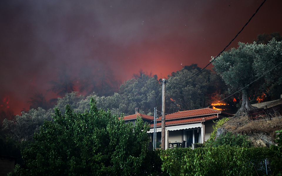Ολονύχτια μάχη με τις φλόγες στην Εύβοια – Αντιπυρικές ζώνες με μπουλντόζες στα Ψαχνά (φωτογραφίες)-1