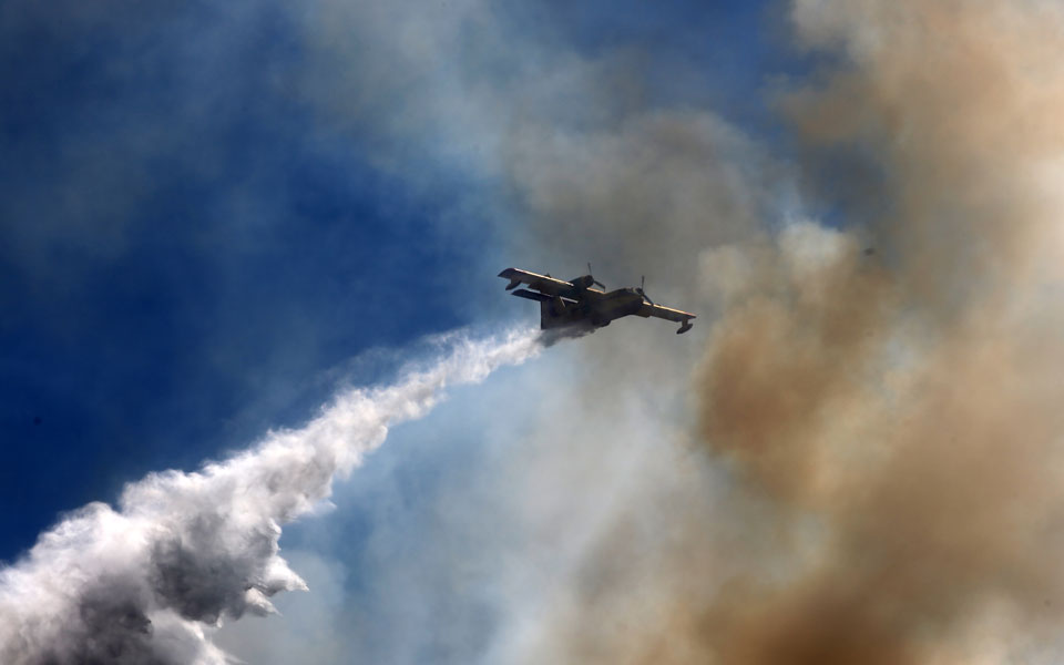 Ενισχύονται οι δυνάμεις πυρόσβεσης στην Εύβοια – Αντιπυρική ζώνη στο χωριό Πλατάνια (φωτογραφίες – βίντεο)-4