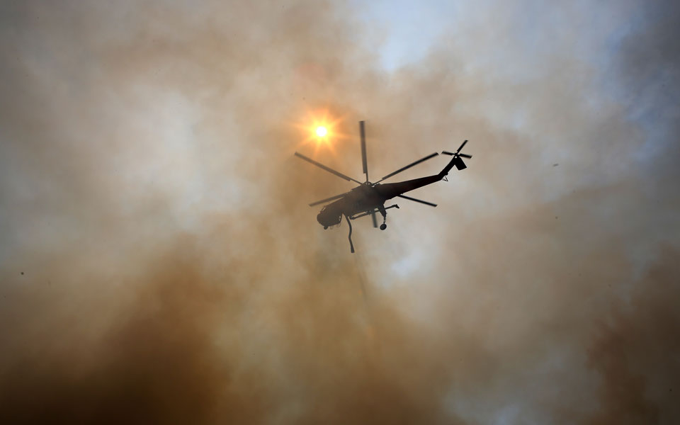Ενισχύονται οι δυνάμεις πυρόσβεσης στην Εύβοια – Αντιπυρική ζώνη στο χωριό Πλατάνια (φωτογραφίες – βίντεο)-6