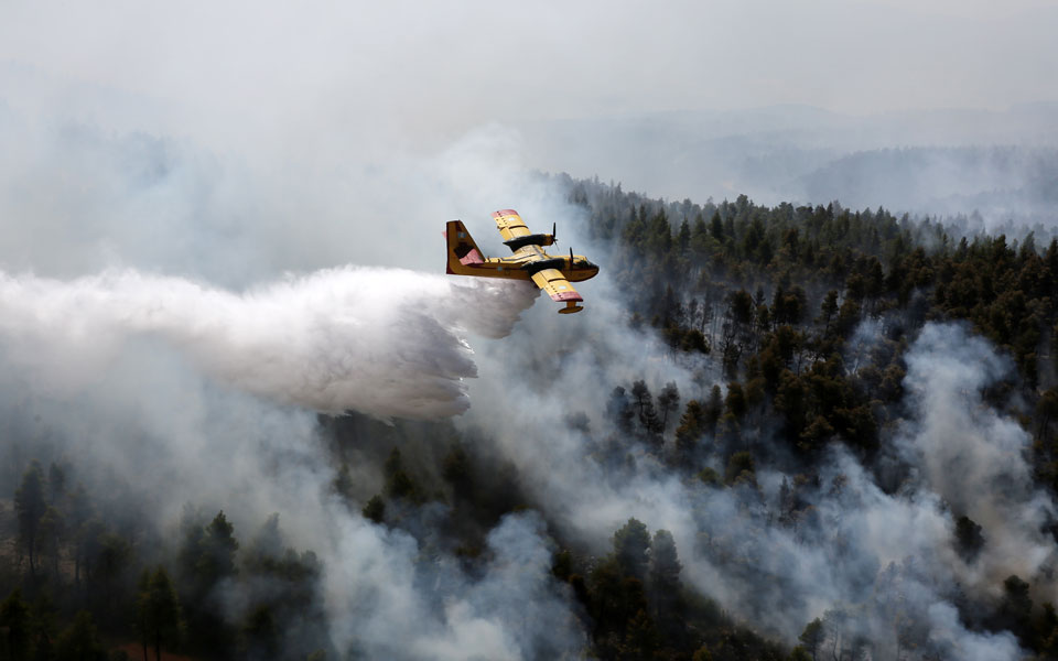 Ενισχύονται οι δυνάμεις πυρόσβεσης στην Εύβοια – Αντιπυρική ζώνη στο χωριό Πλατάνια (φωτογραφίες – βίντεο)-8