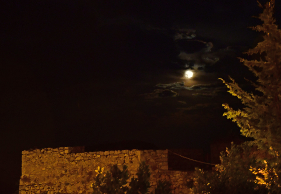Μαγεύουν οι φωτογραφίες της αυγουστιάτικης Πανσελήνου-3