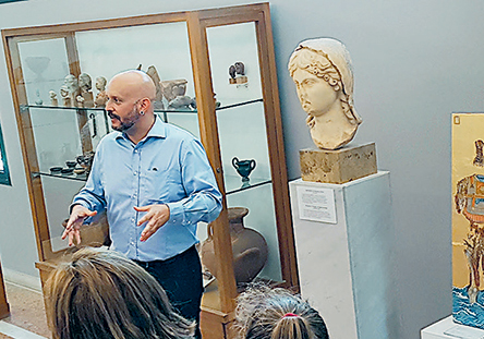 Σύγχρονα έργα, «σπονδές» στα εκθέματα του Αρχαιολογικού Μουσείου της Τήνου-1