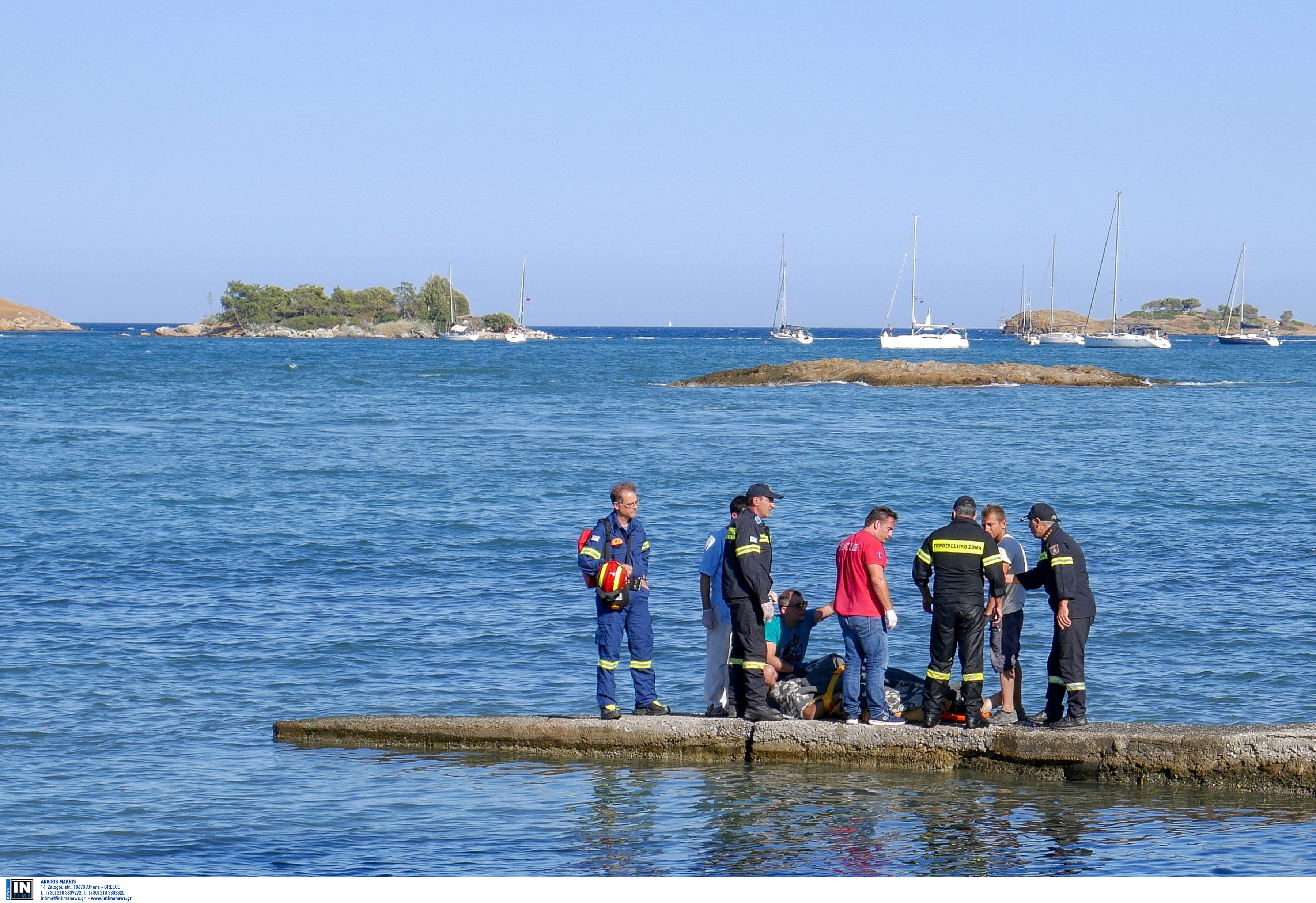 Πτώση ελικοπτέρου ανοιχτά του Πόρου με τρεις νεκρούς  – Χωρίς ρεύμα μέχρι αύριο το νησί (βίντεο – φωτογραφίες)-4
