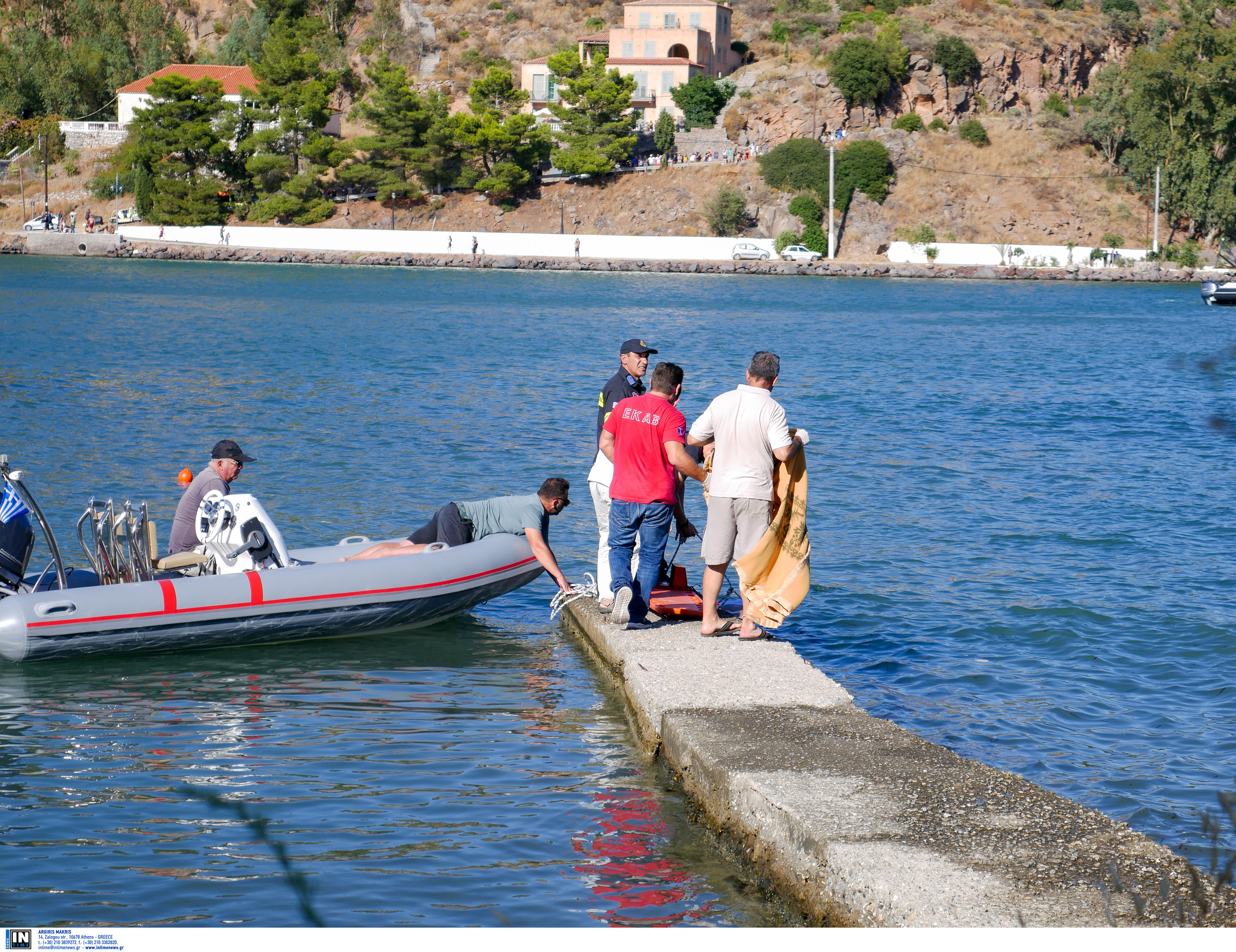 Πτώση ελικοπτέρου ανοιχτά του Πόρου με τρεις νεκρούς  – Χωρίς ρεύμα μέχρι αύριο το νησί (βίντεο – φωτογραφίες)-1