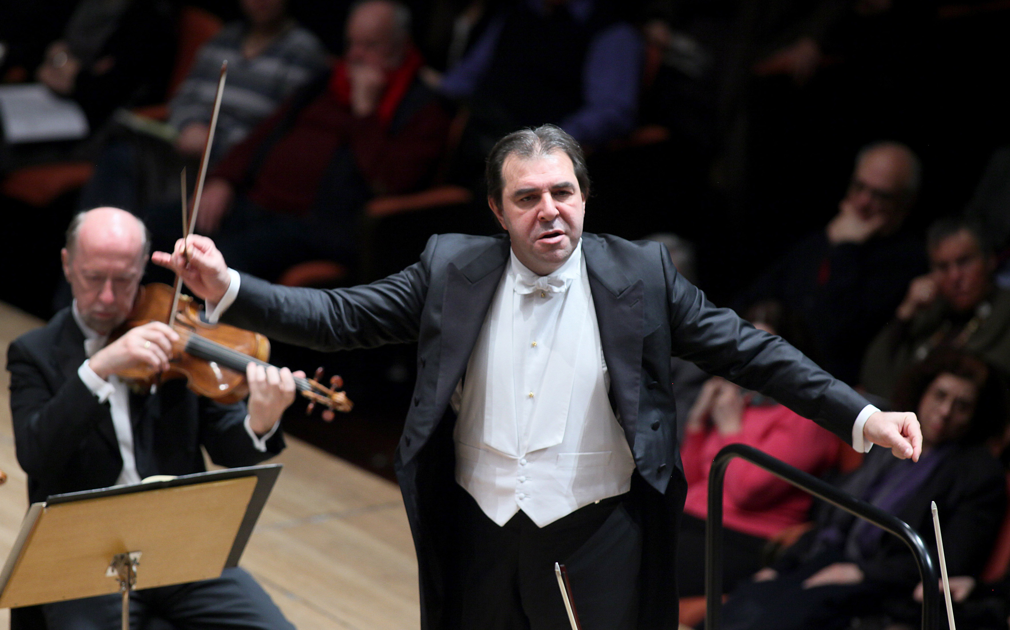 «Μαέστροι» στην παρενόχληση-3