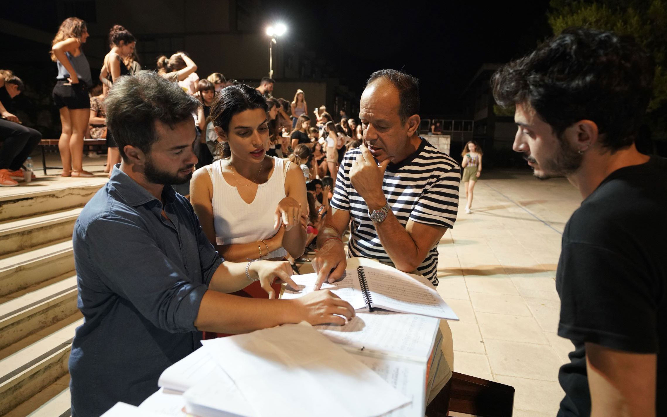 Ενας χιονάνθρωπος εμφανίζεται μέσα στο κατακαλόκαιρο στο Ηρώδειο για χατίρι της Φιλεκπαιδευτικής-1