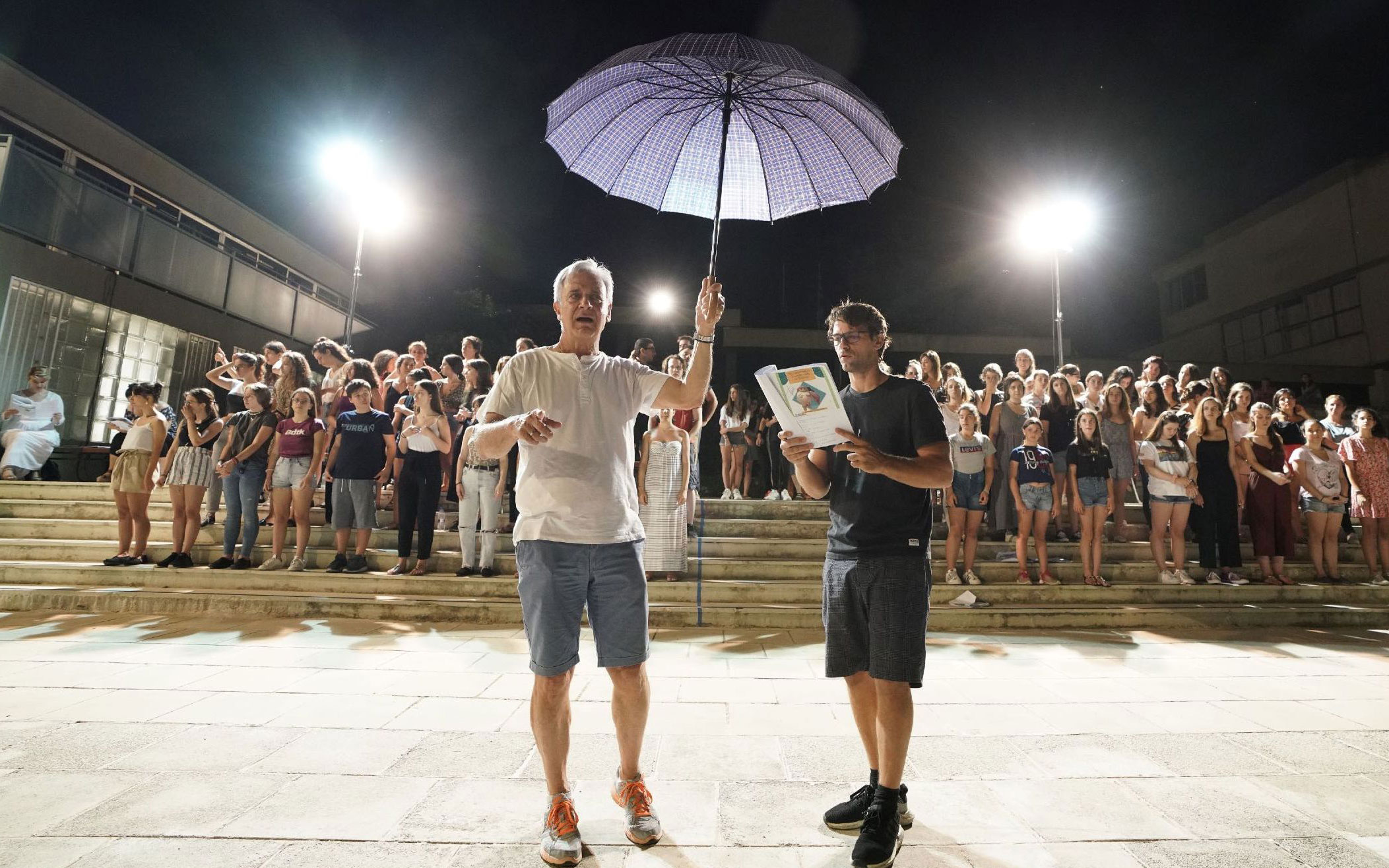 Ενας χιονάνθρωπος εμφανίζεται μέσα στο κατακαλόκαιρο στο Ηρώδειο για χατίρι της Φιλεκπαιδευτικής-2