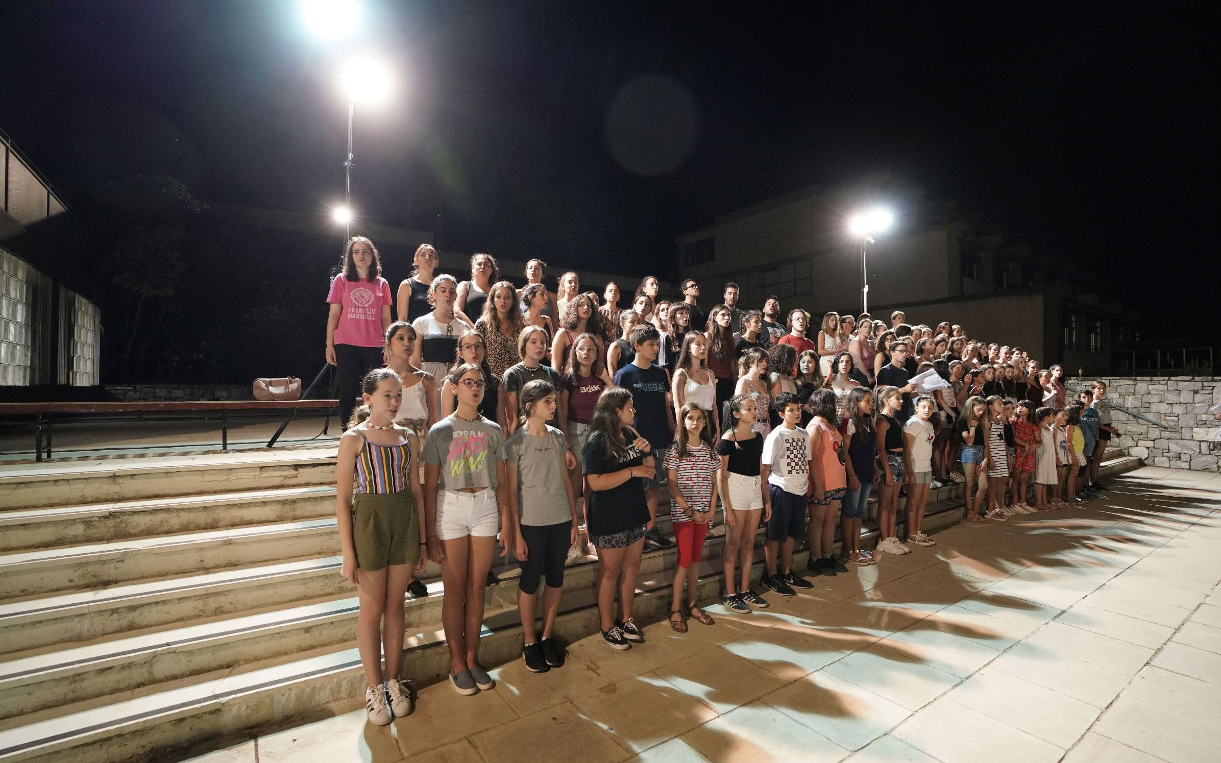 Ενας χιονάνθρωπος εμφανίζεται μέσα στο κατακαλόκαιρο στο Ηρώδειο για χατίρι της Φιλεκπαιδευτικής-3