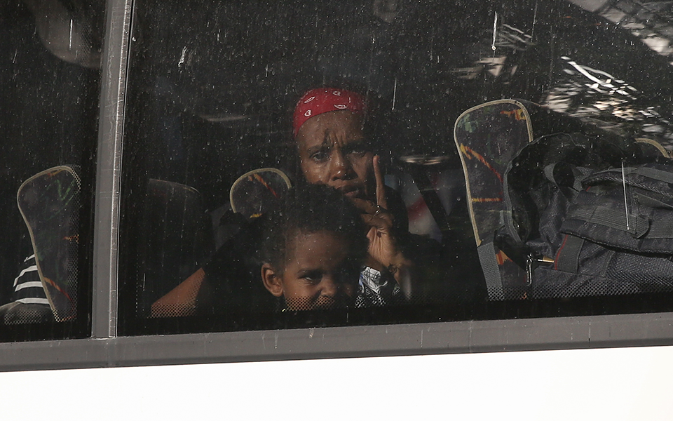 Μεγάλη επιχείρηση της αστυνομίας σε υπό κατάληψη κτίρια στα Εξάρχεια – Τρεις προσαγωγές (φωτογραφίες)-3