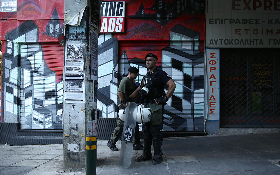 Μεγάλη επιχείρηση της αστυνομίας σε υπό κατάληψη κτίρια στα Εξάρχεια – Τρεις προσαγωγές (φωτογραφίες)-1