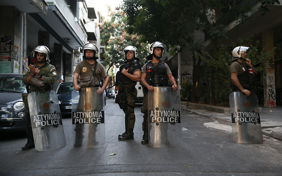 Μεγάλη επιχείρηση της αστυνομίας σε υπό κατάληψη κτίρια στα Εξάρχεια – Τρεις προσαγωγές (φωτογραφίες)-2