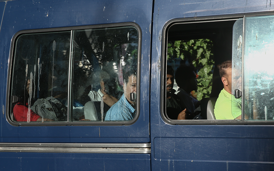 Μεγάλη επιχείρηση της αστυνομίας σε υπό κατάληψη κτίρια στα Εξάρχεια – Τρεις προσαγωγές (φωτογραφίες)-4