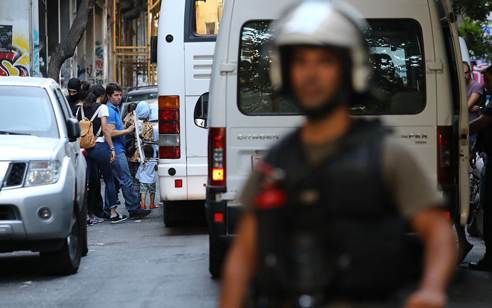 Μεγάλη επιχείρηση της αστυνομίας σε υπό κατάληψη κτίρια στα Εξάρχεια – Τρεις προσαγωγές (φωτογραφίες)-5