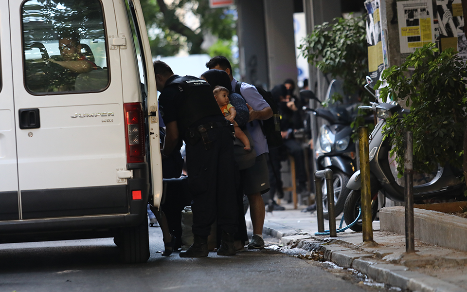 Μεγάλη επιχείρηση της αστυνομίας σε υπό κατάληψη κτίρια στα Εξάρχεια – Τρεις προσαγωγές (φωτογραφίες)-6