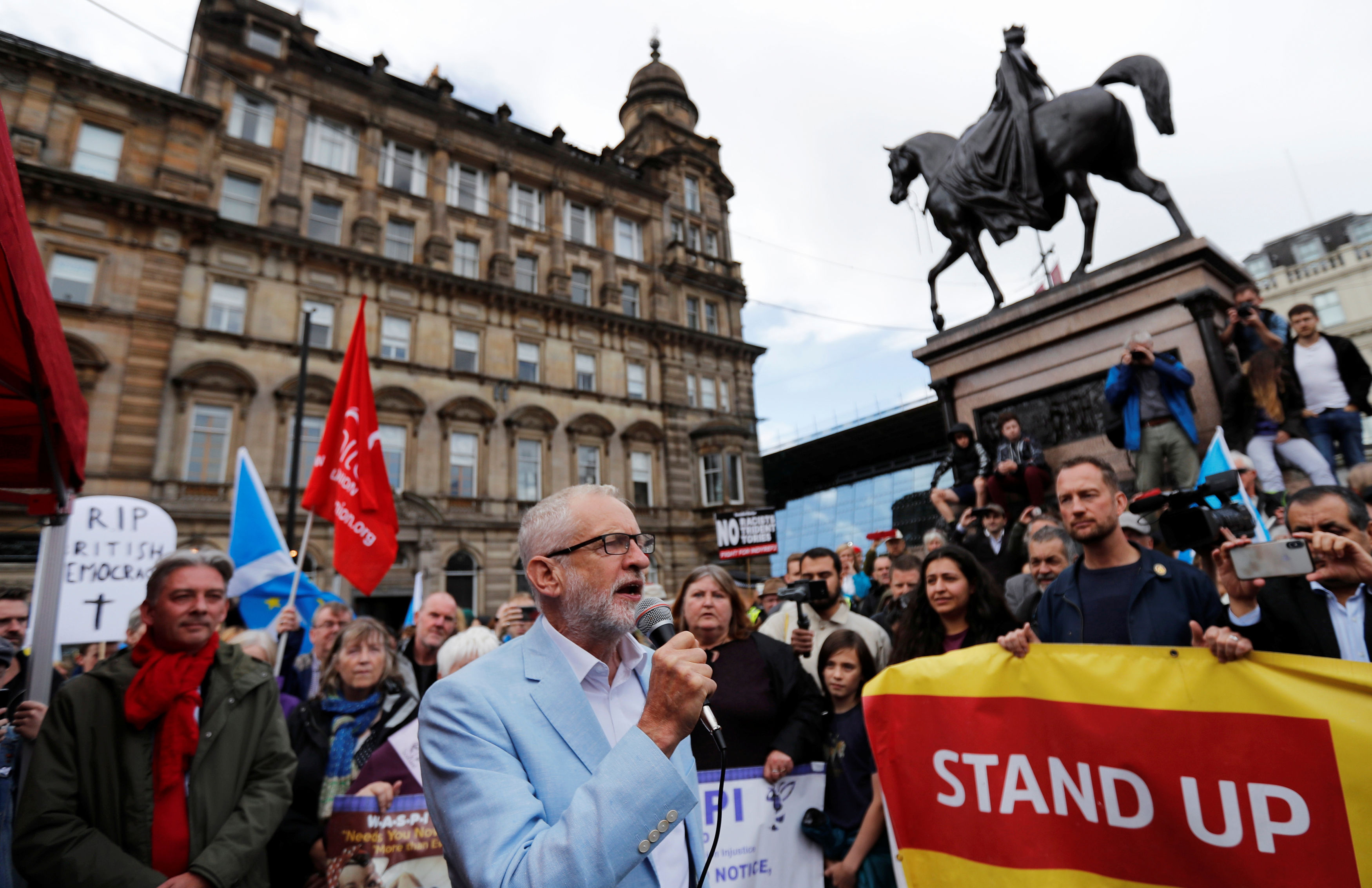 Συγκεντρώσεις σε όλη τη Βρετανία κατά της αναστολής λειτουργίας του κοινοβουλίου-3