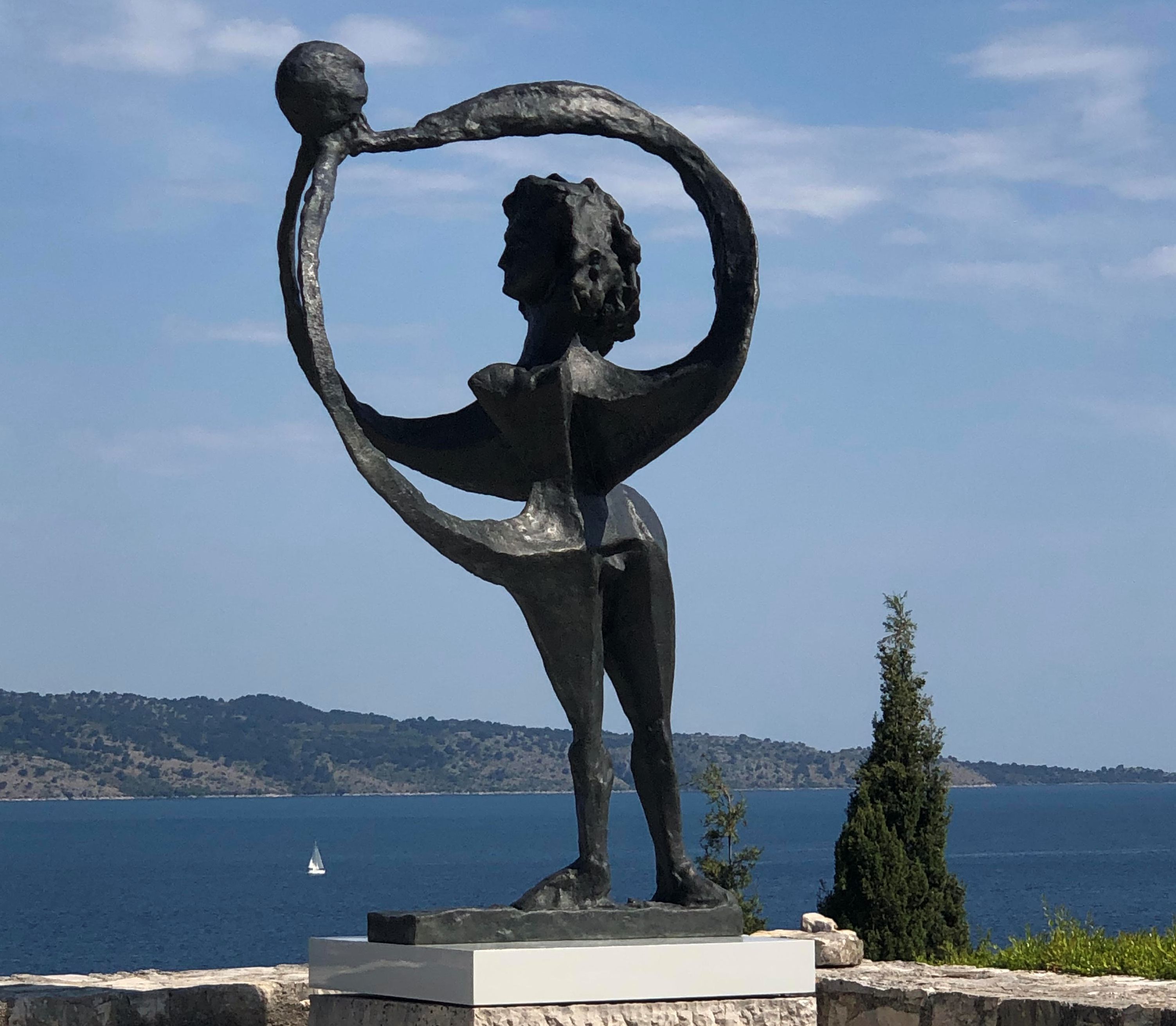 Δύο γλυπτά τιμούν τη μνήμη της Μπάρμπαρα και του Νίκου Χατζηκυριάκου-Γκίκα-1