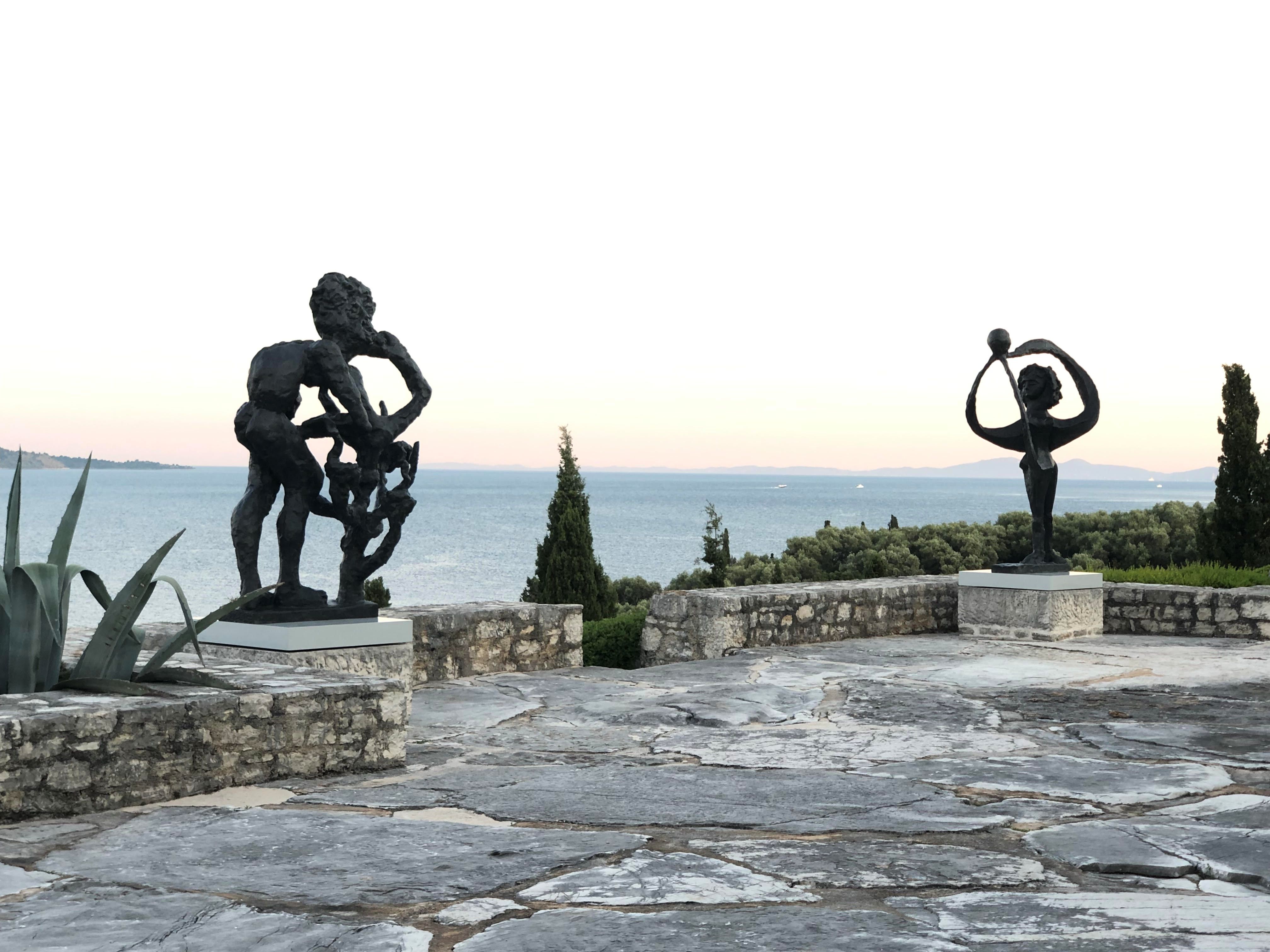 Δύο γλυπτά τιμούν τη μνήμη της Μπάρμπαρα και του Νίκου Χατζηκυριάκου-Γκίκα-2