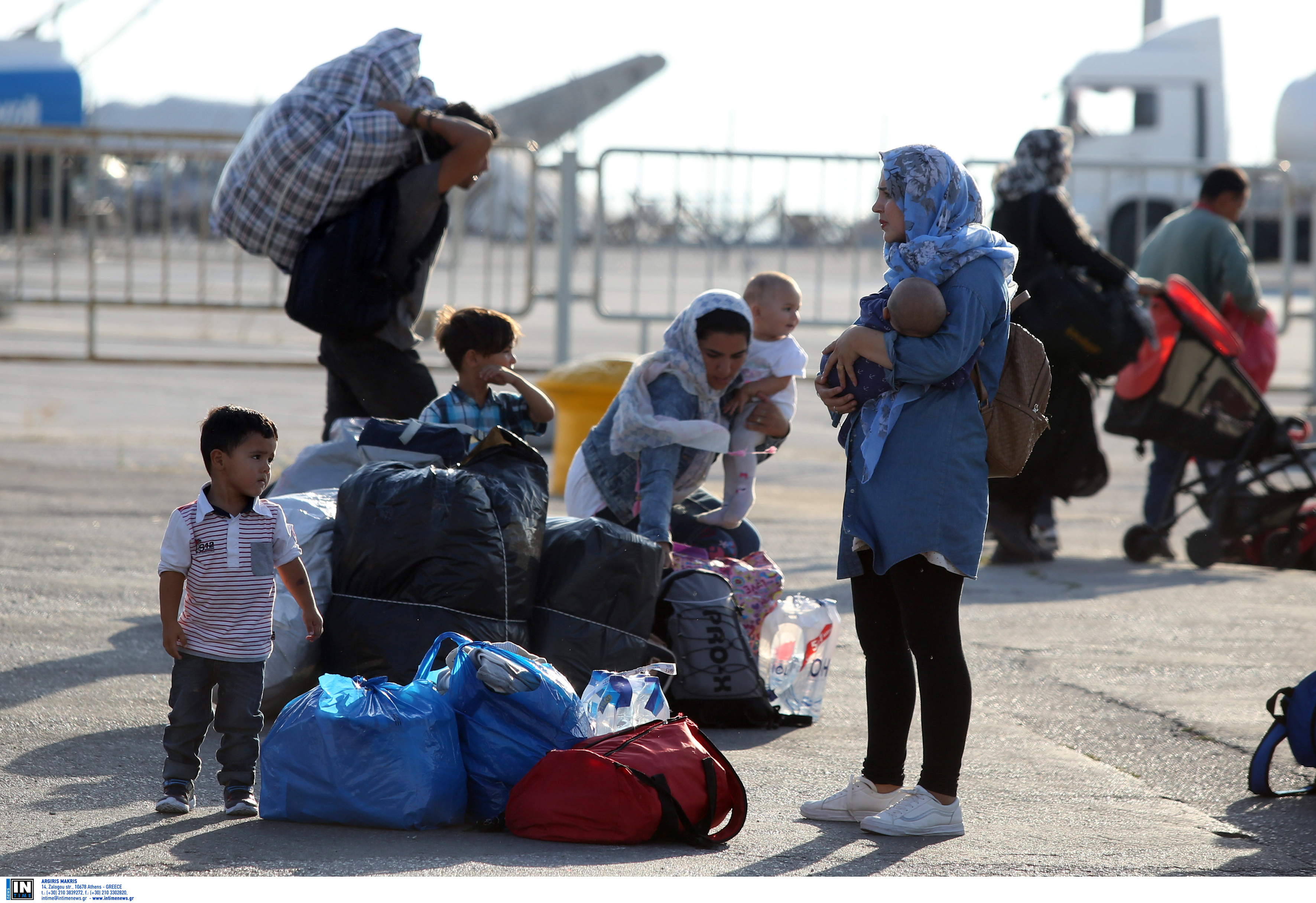 Εφτασε το «Καλντέρα Βίστα» με 640 μετανάστες από τη Λέσβο στη Θεσσαλονίκη (φωτογραφίες – βίντεο)-6