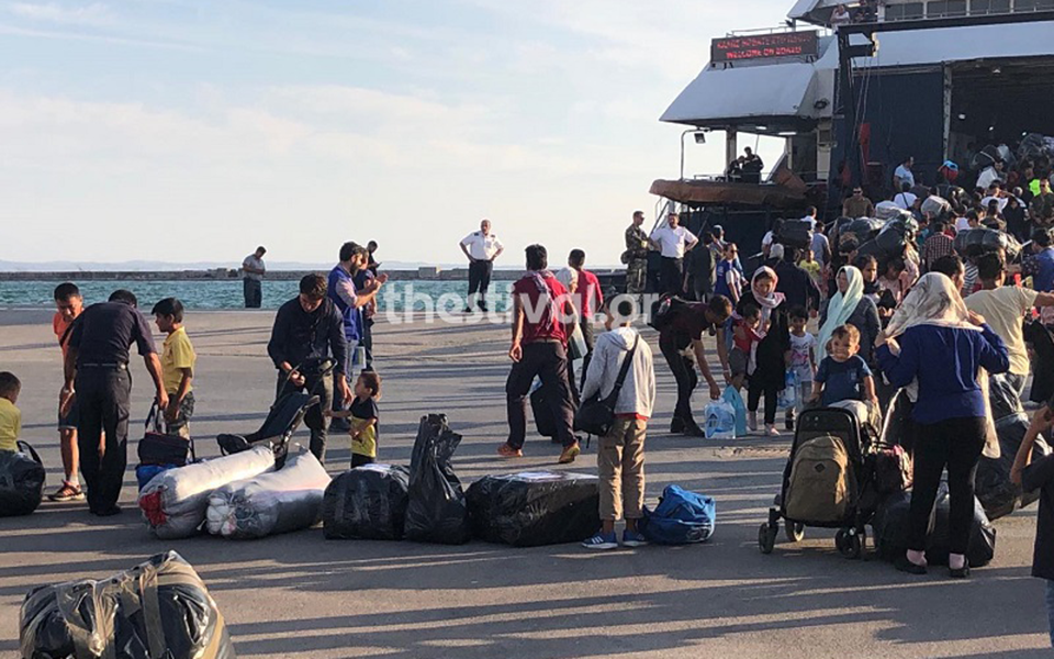 Εφτασε το «Καλντέρα Βίστα» με 640 μετανάστες από τη Λέσβο στη Θεσσαλονίκη (φωτογραφίες – βίντεο)-5