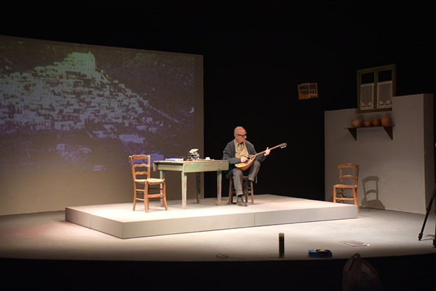 «Εγώ, ο Μάρκος Βαμβακάρης» της Νάνσης Τουμπακάρη στο Δημοτικό Θέατρο Πειραιά-1