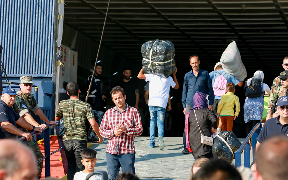 Μυτιλήνη: Μετακίνηση 1.400 προσφύγων και μεταναστών σε δομές της Βόρειας Ελλάδας (φωτογραφίες)-1