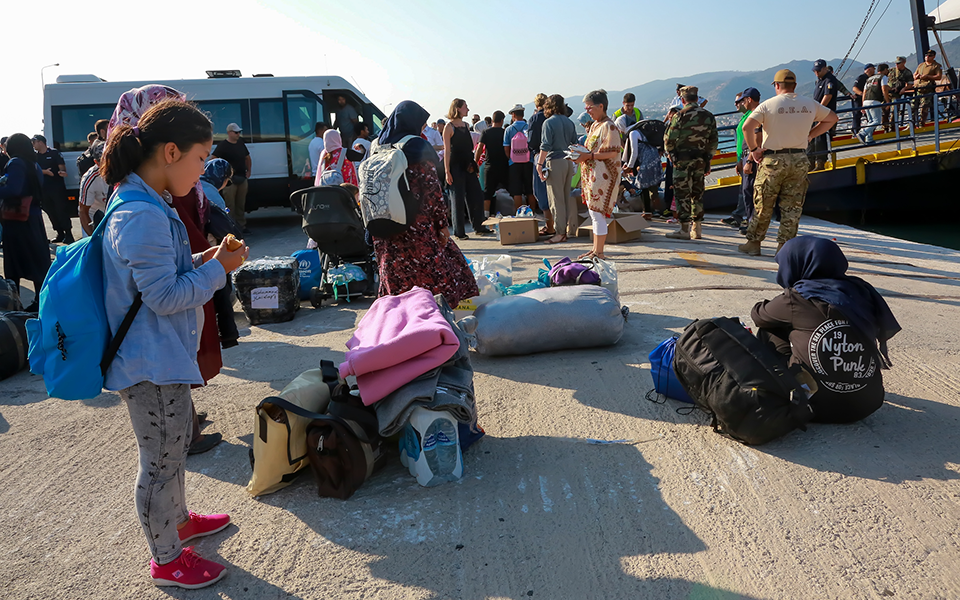 Μυτιλήνη: Μετακίνηση 1.400 προσφύγων και μεταναστών σε δομές της Βόρειας Ελλάδας (φωτογραφίες)-3