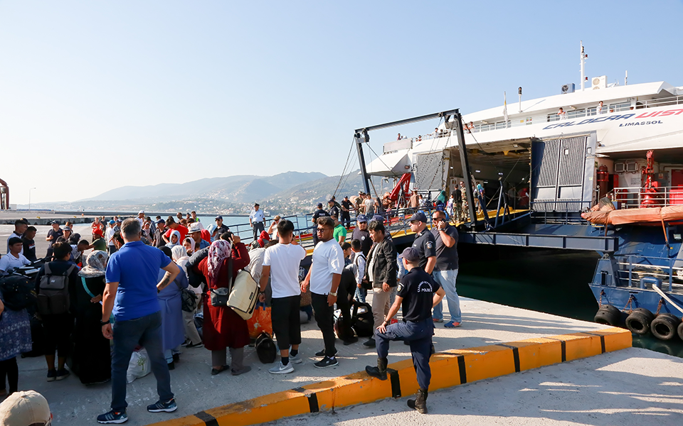 Μυτιλήνη: Μετακίνηση 1.400 προσφύγων και μεταναστών σε δομές της Βόρειας Ελλάδας (φωτογραφίες)-4
